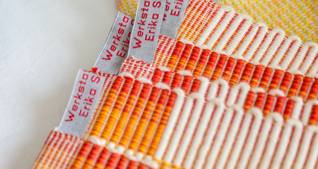 Das Foto zeigt Tischuntersetzer die selber gewebt worden sind