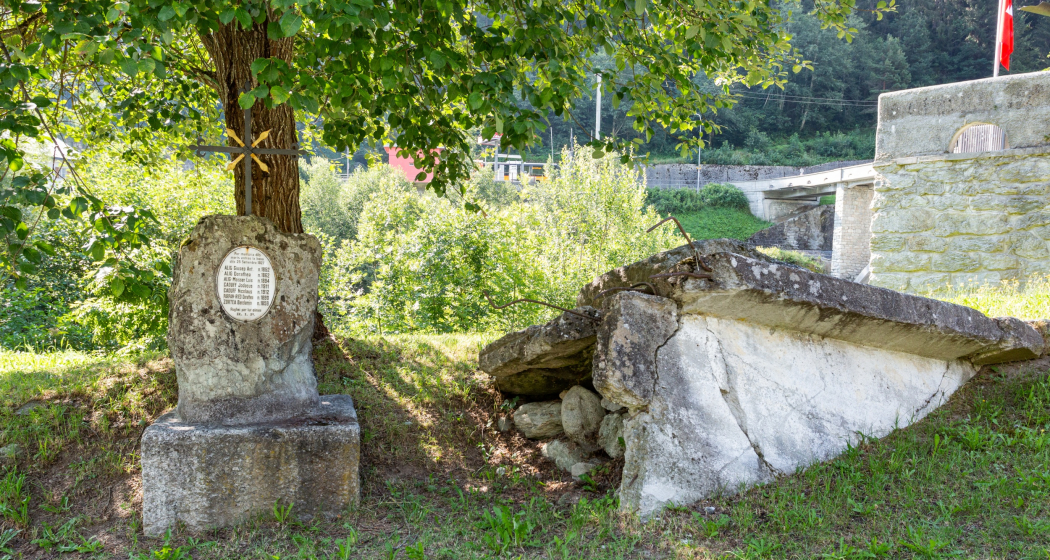 Das Foto zeigt die Gedenkstätte Bergsturz in Tavanasa Das Foto zeigt die Gedenkstätte Bergsturz in Tavanasa