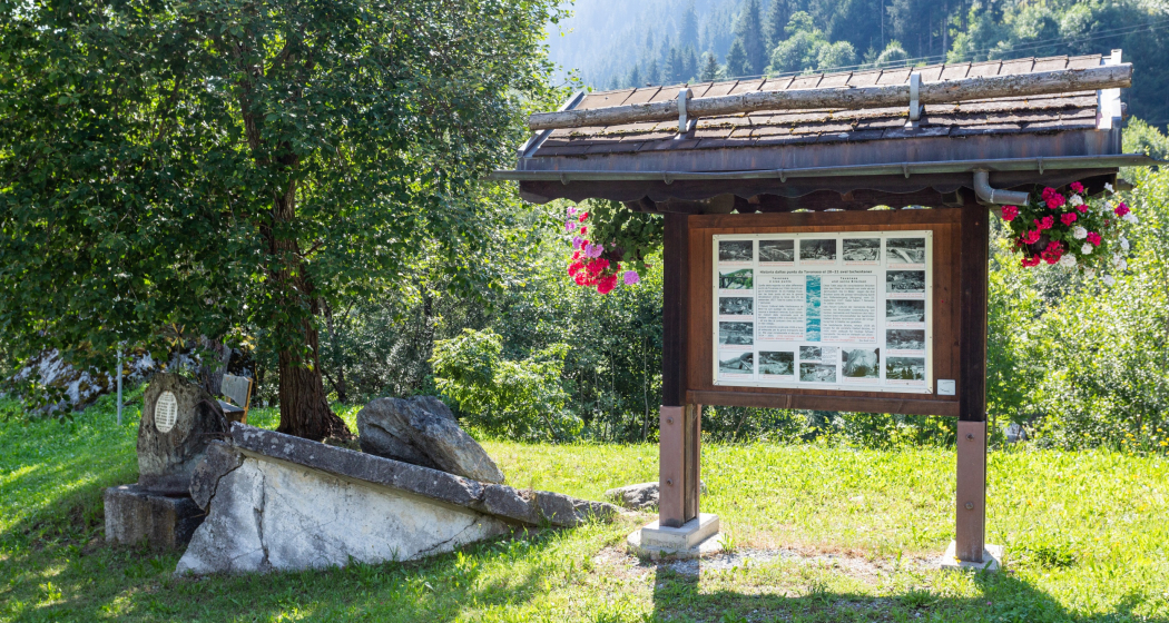 Das Foto zeigt die Infotafel der Gedenkstätte Bergsturz Das Foto zeigt die Infotafel der Gedenkstätte Bergsturz