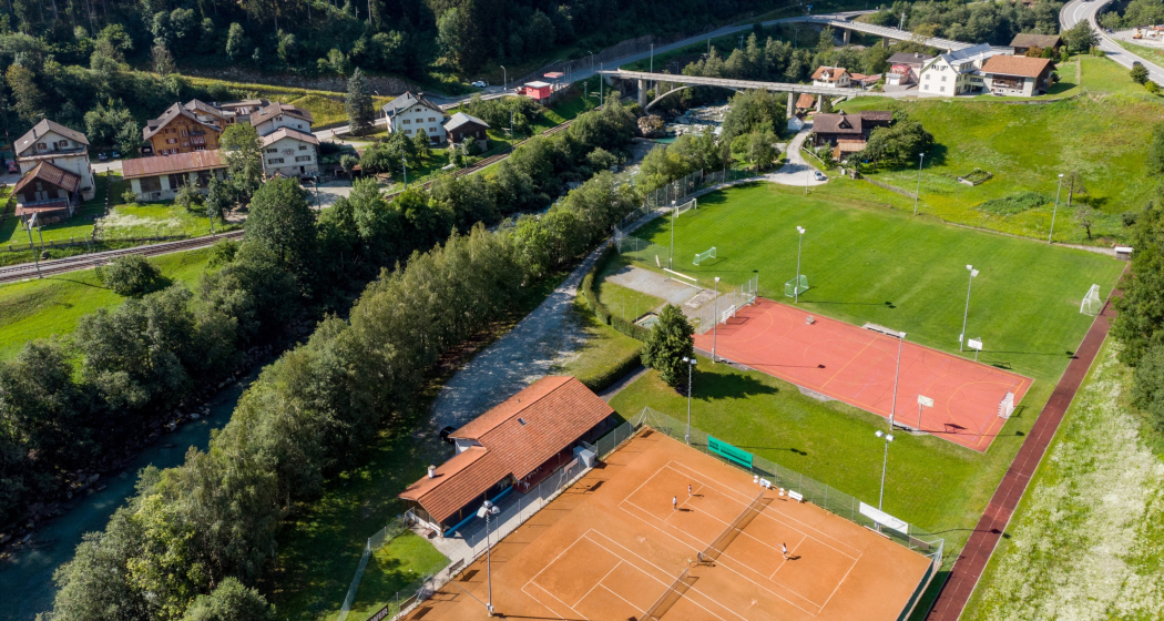 Das Foto zeigt die Sport und Tennisplätze Isletta