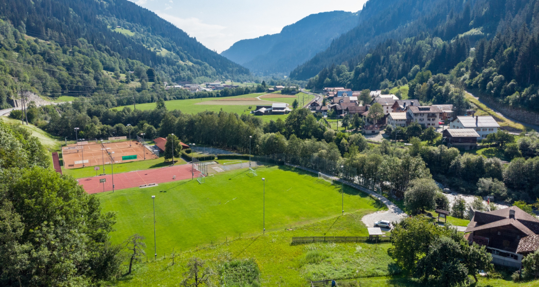 Das Foto zeigt die Sport und Tennisplätze Isletta