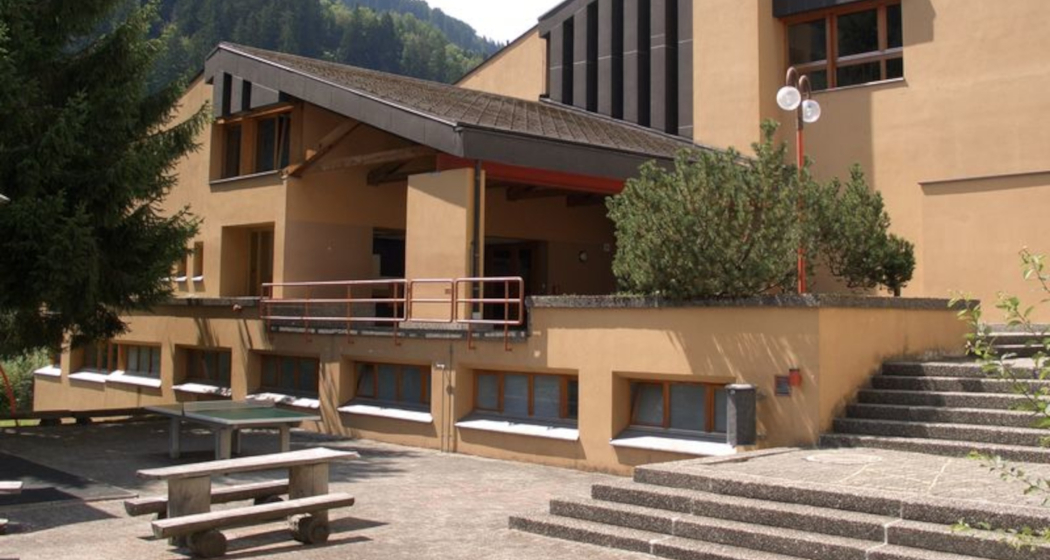 Das Foto zeigt das Schulhaus von Danis Das Foto zeigt das Schulhaus von Danis