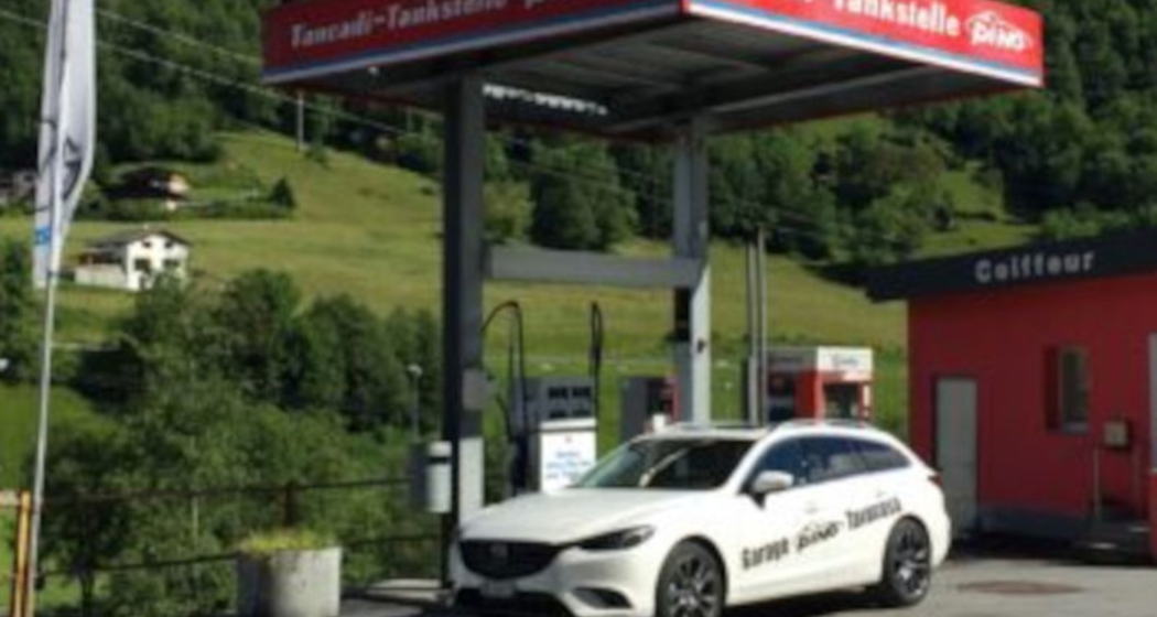 Das Foto zeigt ein Auto das vor der Pino Tankstelle steht Das Foto zeigt ein Auto das vor der Pino Tankstelle steht