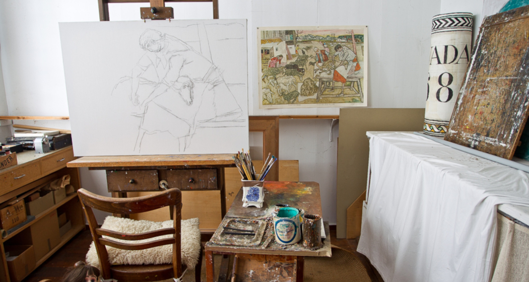 Das Foto zeigt das Atelier Carigiet von Innen mit den Malereien