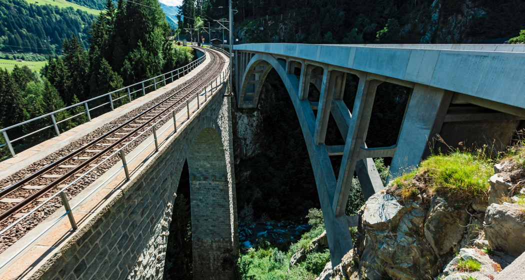 Das Foto zeigt die Brücke vom Zug und Autoverkehr Das Foto zeigt die Brücke vom Zug und Autoverkehr
