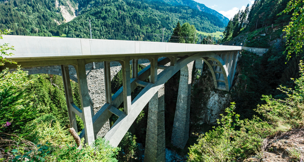 Das Foto zeigt die Brücke für den Strassenverkehr Das Foto zeigt die Brücke für den Strassenverkehr