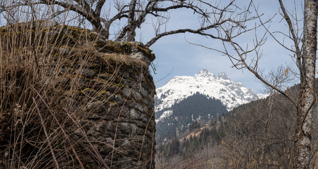 Das Foto zeigt ein Teil der Burgruine Friberg Das Foto zeigt ein Teil der Burgruine Friberg