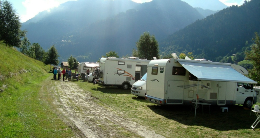 Das Foto zeigt den Camping Garvera in Cumpadials mit Wohnwagen Das Foto zeigt den Camping Garvera in Cumpadials mit Wohnwagen