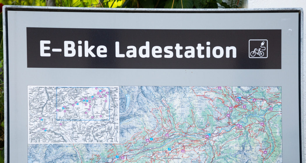 Nahaufnahme der e-bike Ladestation in Waltensburg. Nahaufnahme der e-bike Ladestation in Waltensburg.