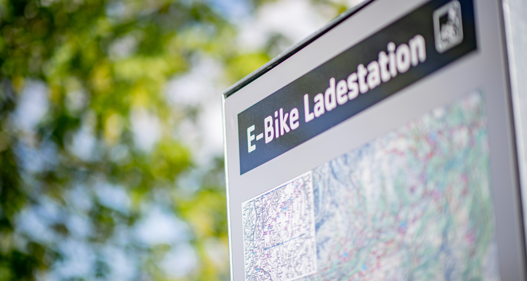 Das Foto zeigt eine Infotafel für E-Bike Ladestation Das Foto zeigt eine Infotafel für E-Bike Ladestation