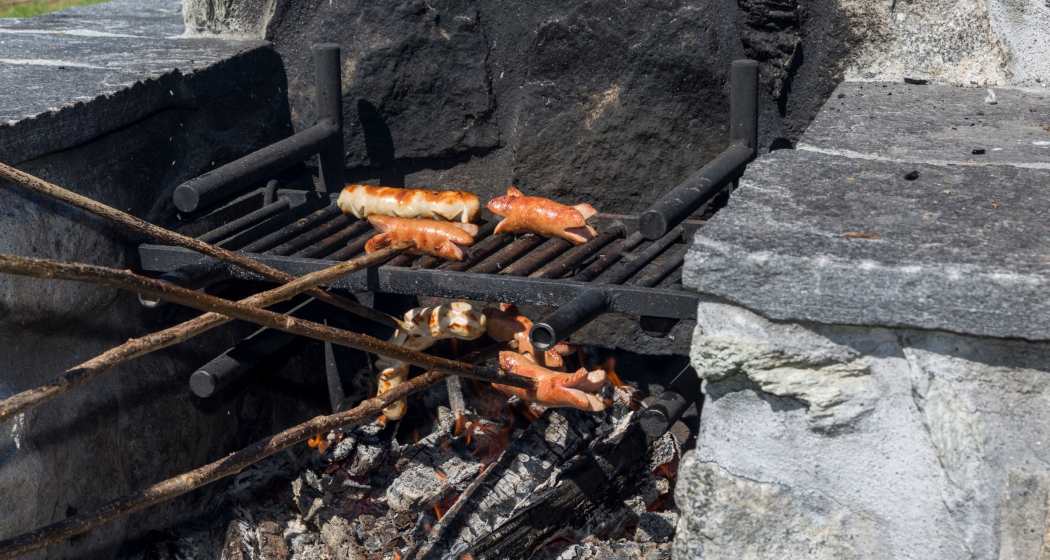 Nahaufnahme einer Feuerstelle beim grillen. Nahaufnahme einer Feuerstelle beim grillen.