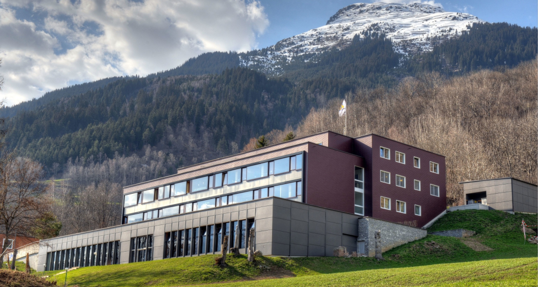 Das Foto zeigt das Hallenbad Casa Depuoz von Aussen Das Foto zeigt das Hallenbad Casa Depuoz von Aussen