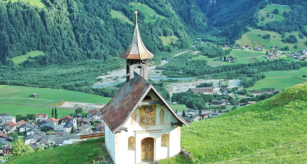 Das Foto zeigt die Kapelle St. Michael in Camieschas