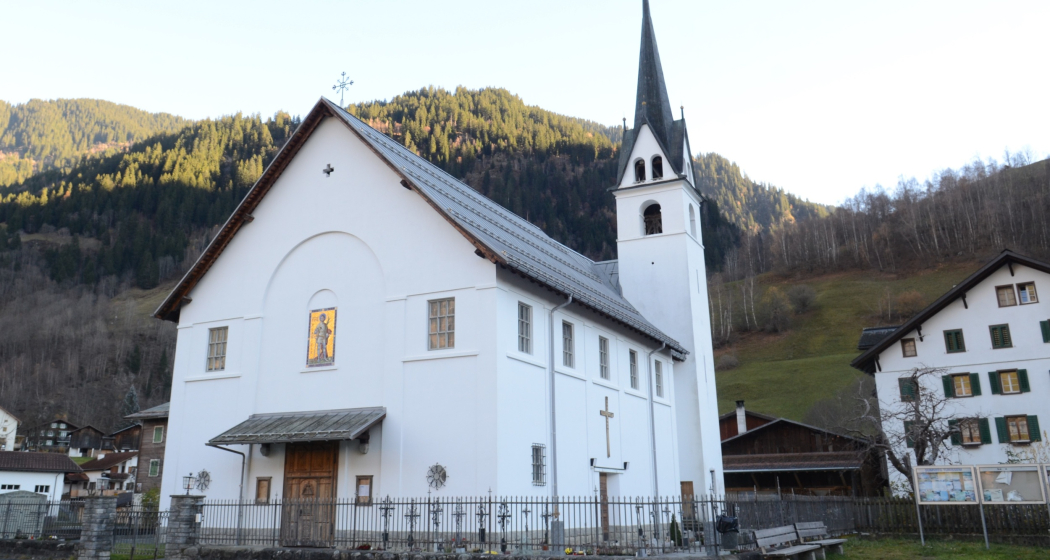 Das Foto zeigt die Kirche St. Palcidus in Surrein Das Foto zeigt die Kirche St. Palcidus in Surrein