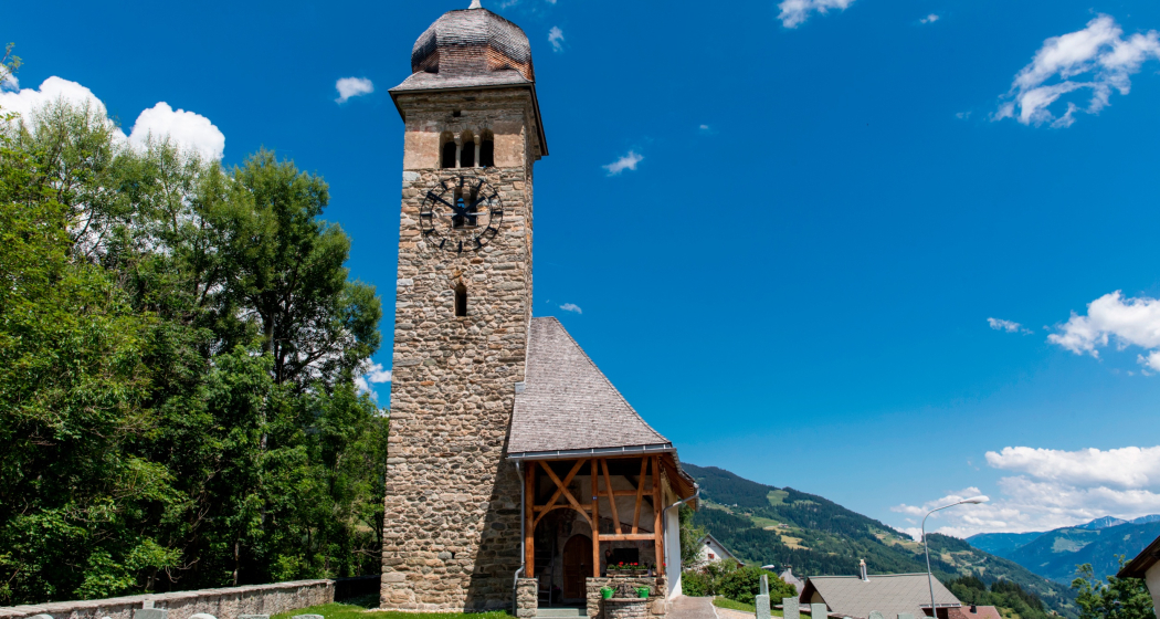 Aufnahme der Waltensburger Kirche von aussen im Sommer. Aufnahme der Waltensburger Kirche von aussen im Sommer.
