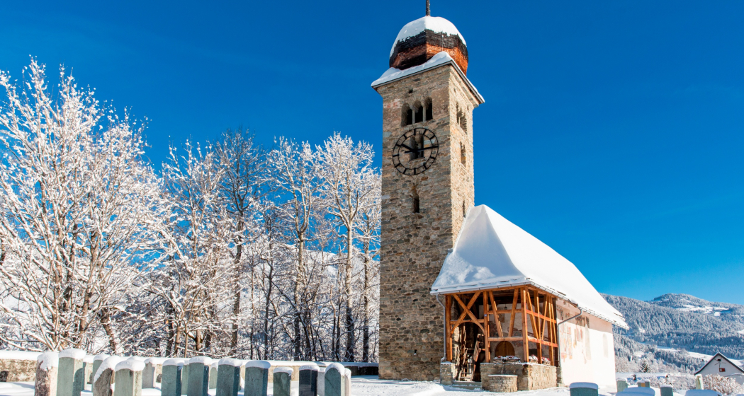 Aufnahme der Waltensburger Kirche von aussen im Winter. Aufnahme der Waltensburger Kirche von aussen im Winter.