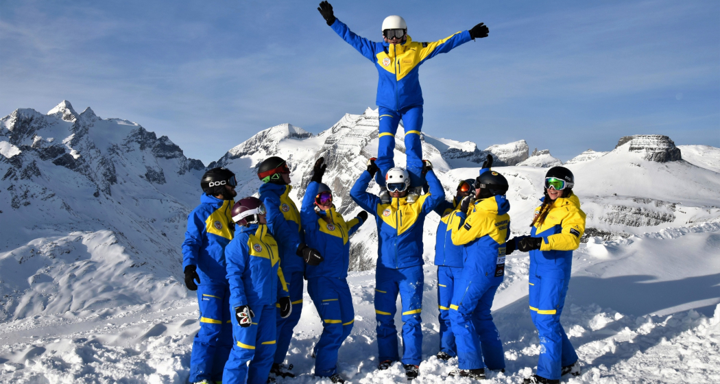 Das Foto zeigt Skilehrer die auf der Piste ohne Ski Spaß haben Das Foto zeigt Skilehrer die auf der Piste ohne Ski Spaß haben