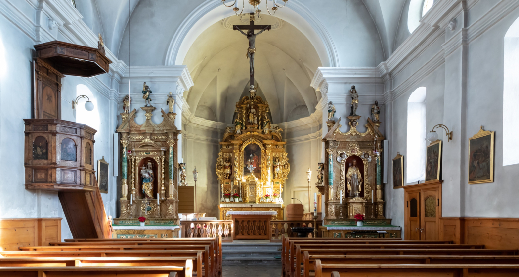 Das Foto zeigt die Pfarrkirche St. Julitta von Innen Das Foto zeigt die Pfarrkirche St. Julitta von Innen