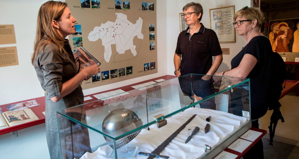 Das Foto zeigt eine Führung beim Museum des Waltensburger Meister Das Foto zeigt eine Führung beim Museum des Waltensburger Meister