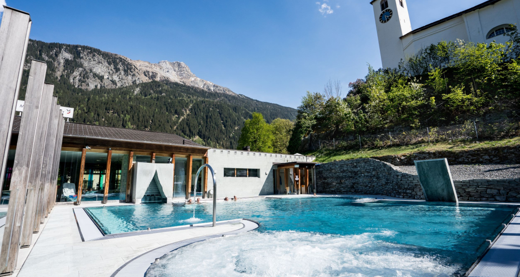 Aussenbecken Mineralbad Andeer im Sommer Aussenbecken Mineralbad Andeer im Sommer