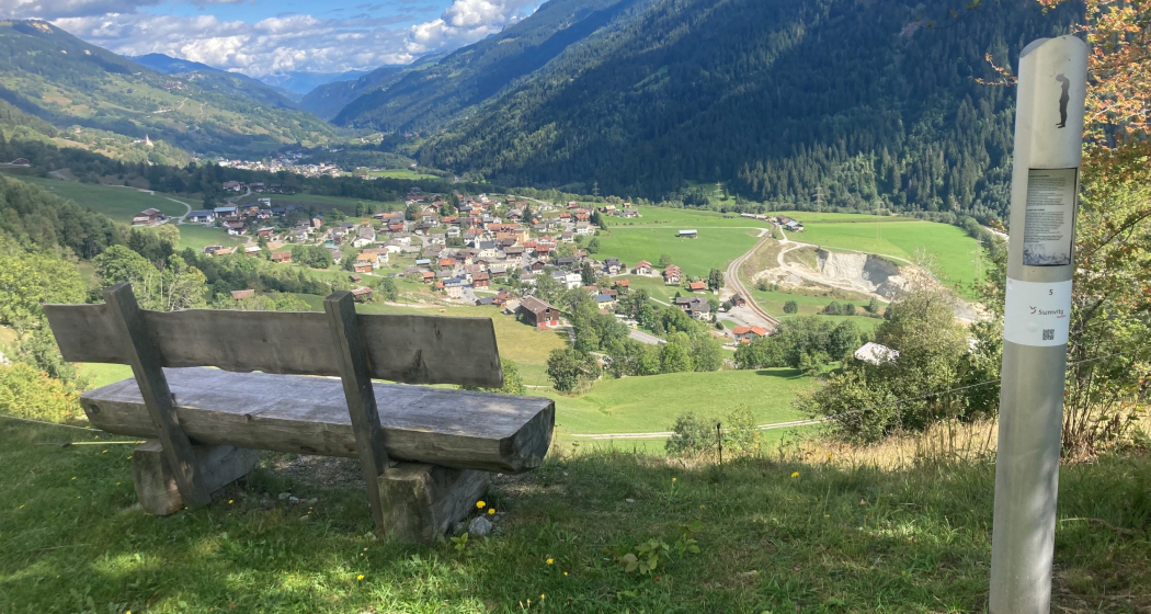 Abschnitt des Sagenweges in Sumvitg mit Blick Richtung Ilanz. Abschnitt des Sagenweges in Sumvitg mit Blick Richtung Ilanz.