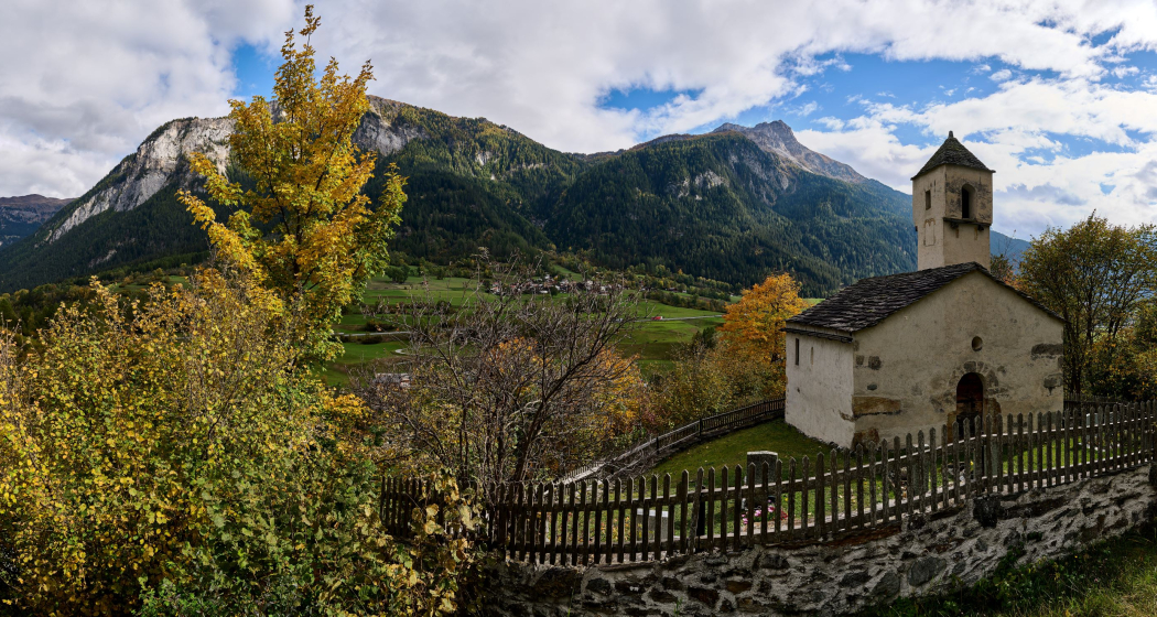 Kirche Clugin im Herbst Kirche Clugin im Herbst