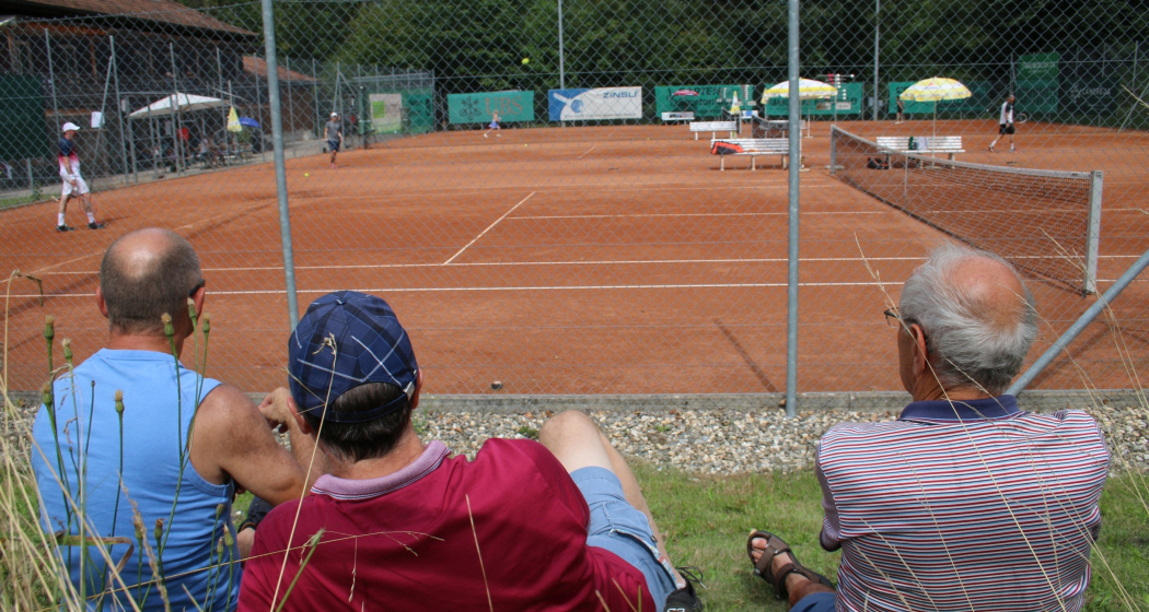 Zuschauer auf den Tennisplätze in Ilanz Zuschauer auf den Tennisplätze in Ilanz