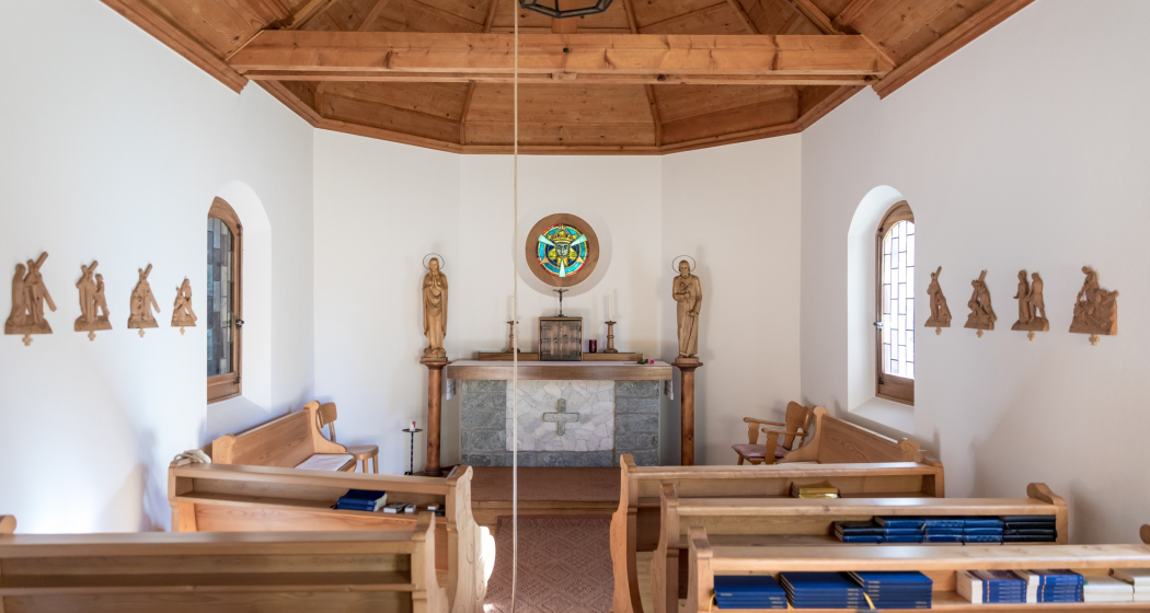 Innenausstattung, Katholische Bruder Klaus Kapelle in Ladir Innenausstattung, Katholische Bruder Klaus Kapelle in Ladir
