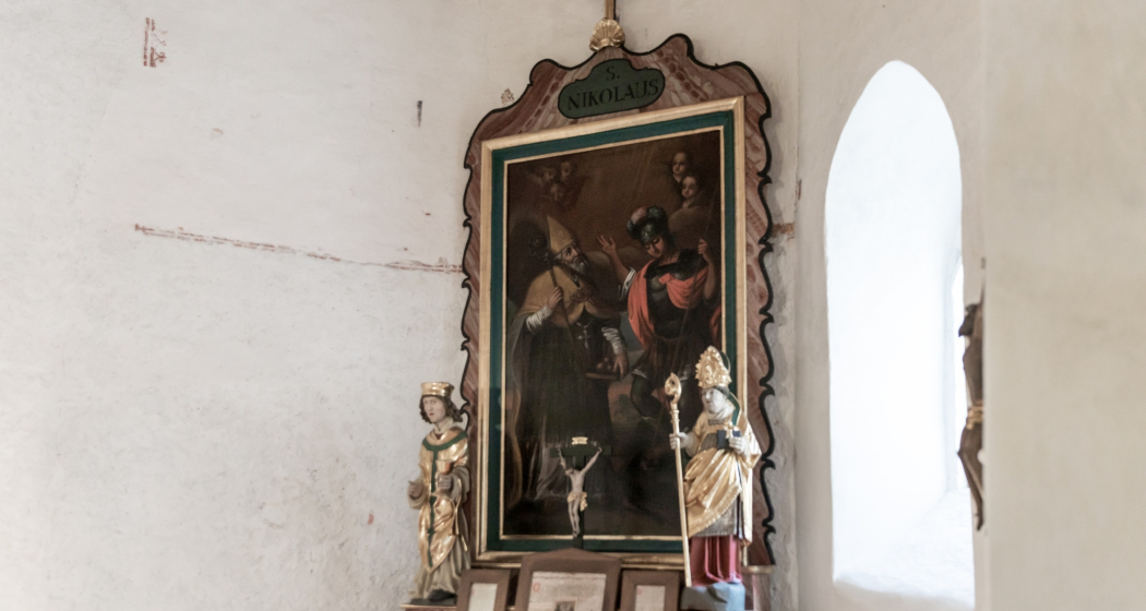 Schätze beim Altar, Katholische Wegkapelle Sogn Clau in Rueun Schätze beim Altar, Katholische Wegkapelle Sogn Clau in Rueun