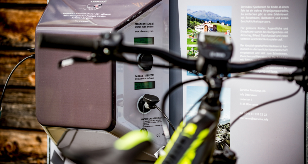 E-Bike Ladestation in Siat mit einem E-Bike im Vodergrund E-Bike Ladestation in Siat mit einem E-Bike im Vodergrund