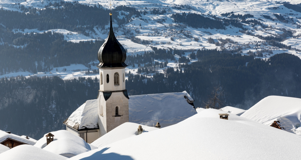 Katholische Pfarrkirche St. Florinus in Siat im Winter Katholische Pfarrkirche St. Florinus in Siat im Winter