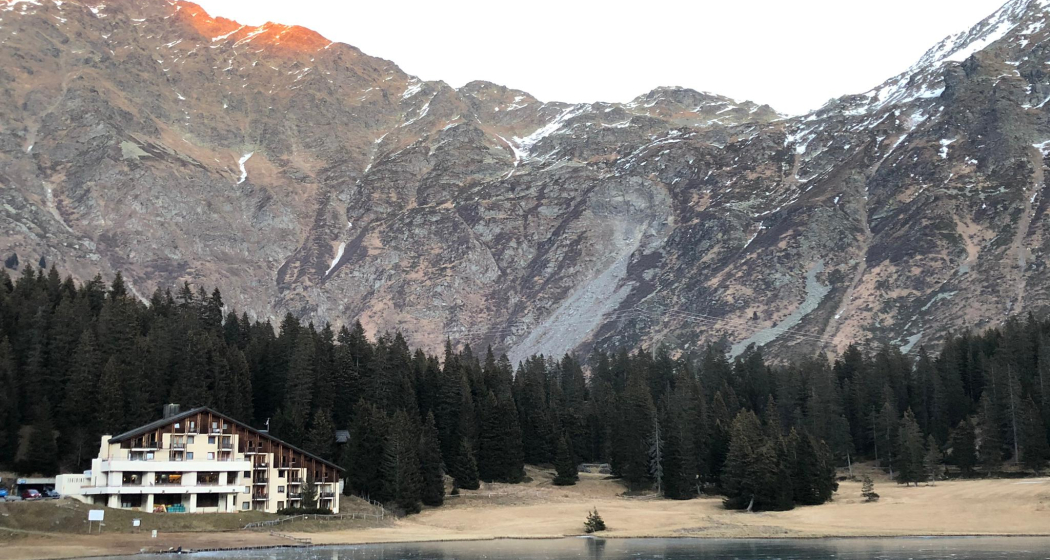 Il laghetto di fronte all'hotel d'inverno. ATTENZIONE: pattinare sul lago a proprio rischio e pericolo Il laghetto di fronte all'hotel d'inverno. ATTENZIONE: pattinare sul lago a proprio rischio e pericolo