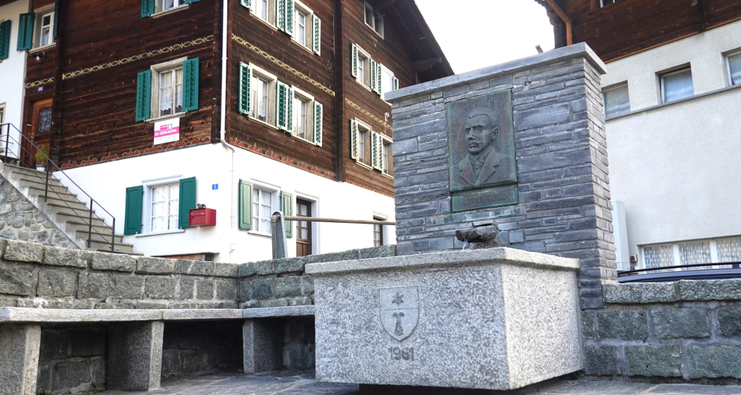 Aufnahme vom Denkmal Alfons Tuor