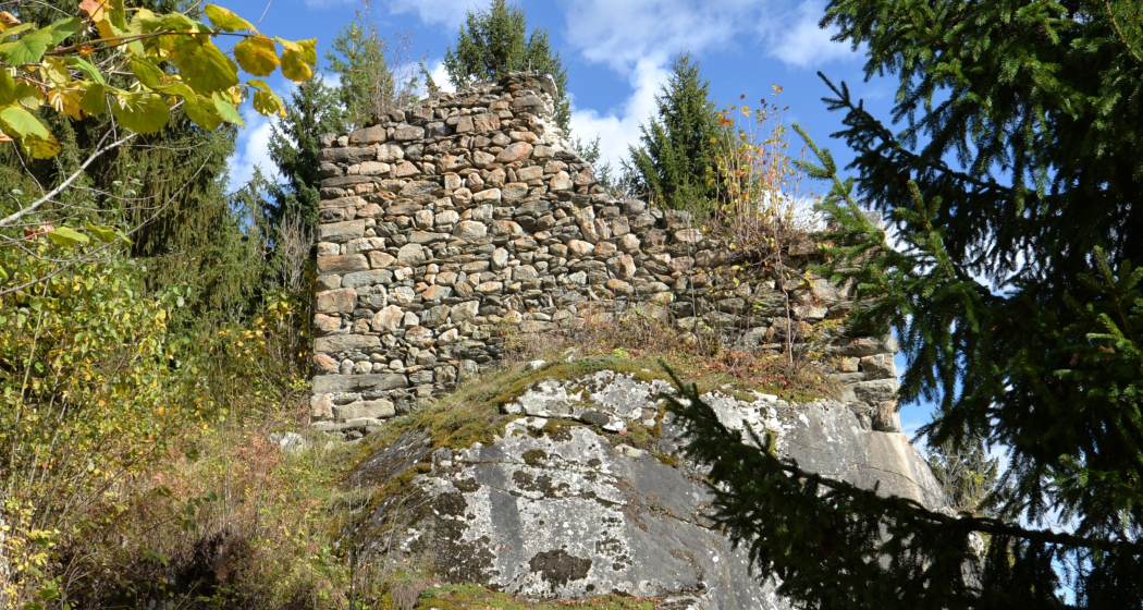 Aufnahme der Burgruine La Tuor in Clavadi im Sommer.
