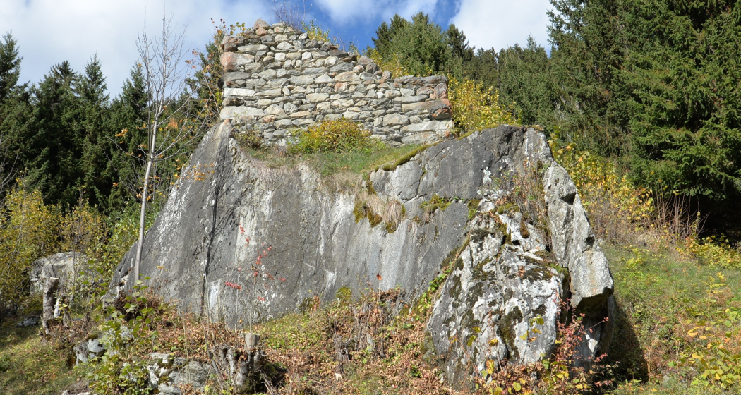 Aufnahme der Burgruine La Tuor in Clavadi im Sommer.