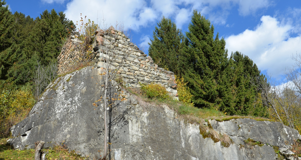 Aufnahme der Burgruine La Tuor in Clavadi im Sommer.
