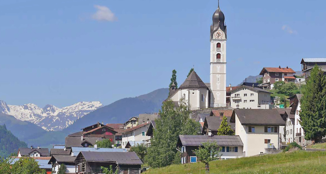 Aufnahme vom Bergdorf Sumvitg im Sommer. Aufnahme vom Bergdorf Sumvitg im Sommer.