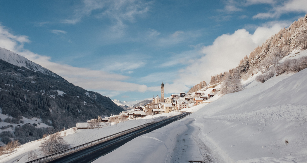 Aufnahme im Winter mit Aussicht auf das Bergdorf Sumvitg. Aufnahme im Winter mit Aussicht auf das Bergdorf Sumvitg.