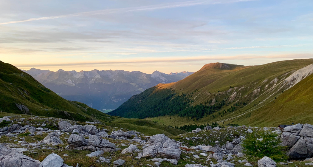 Etappe 10: Aufstieg von der Chamanna Ela zum Pass, mit Blick auf Schmitten im Albulatal Etappe 10: Aufstieg von der Chamanna Ela zum Pass, mit Blick auf Schmitten im Albulatal