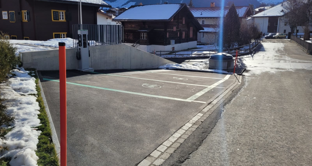 Aufnahme der Elektroautoladestation in der Via Ruast, Brigels