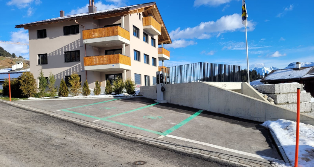 Aufnahme der Elektroautoladestation in der Via Ruast, Brigels