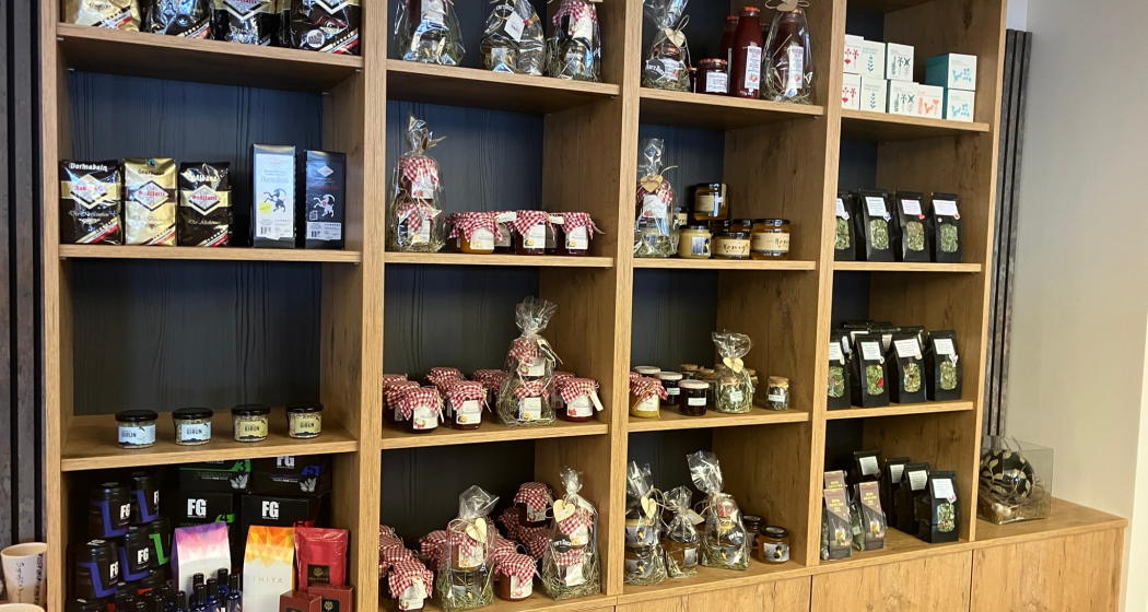 Eri's Hock Butia (oua_76019230_image) Eri's Hock Butia (oua_76019230_image)