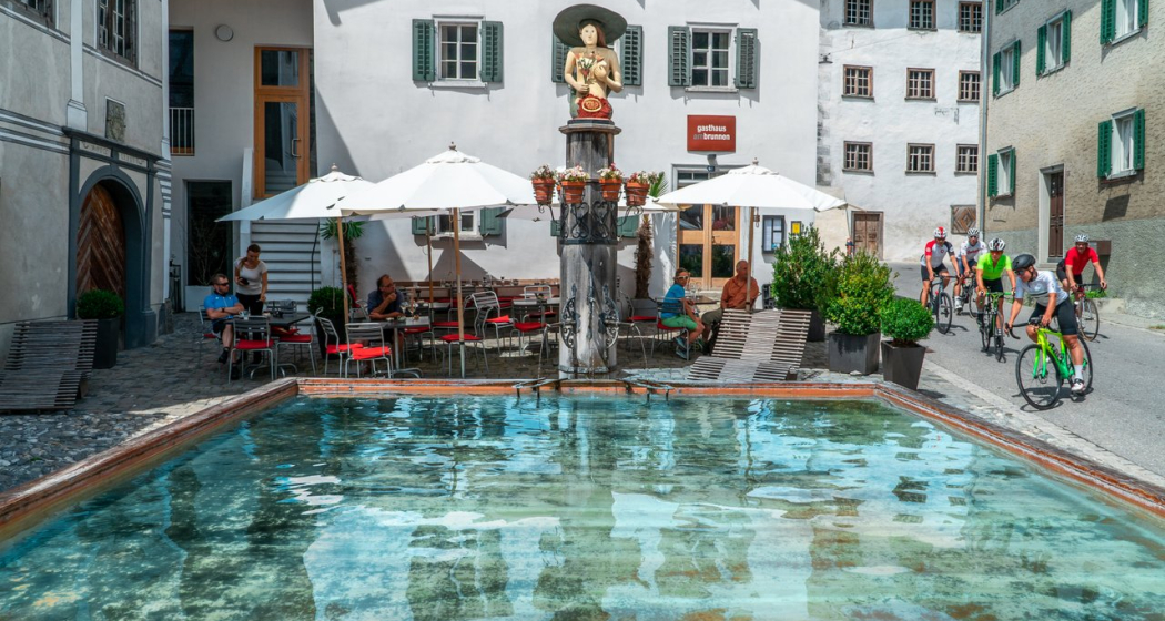 Zwischenstopp am grössten Holzbrunnen Europas in Valendas Zwischenstopp am grössten Holzbrunnen Europas in Valendas