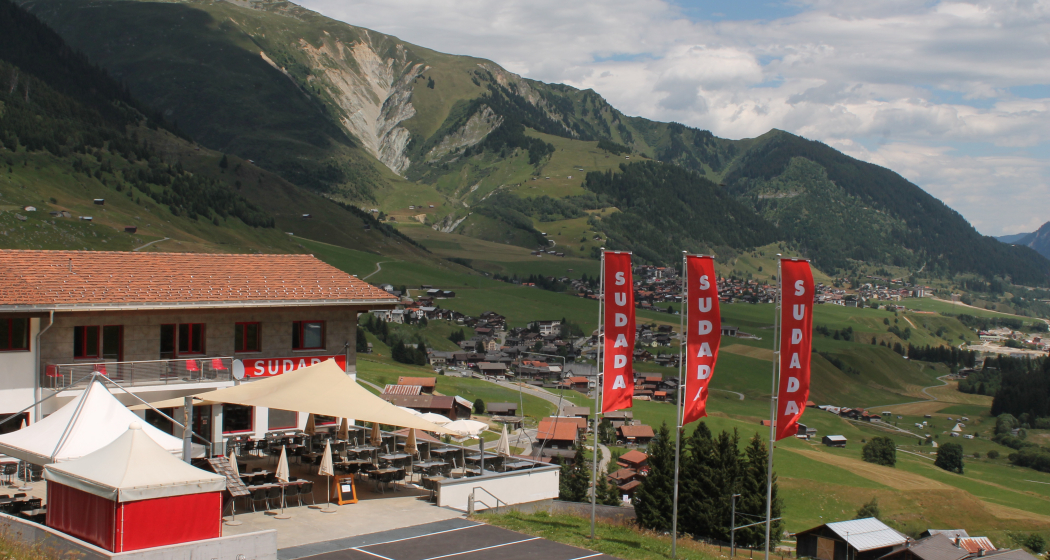 sonnige Terrasse im Sommer sonnige Terrasse im Sommer