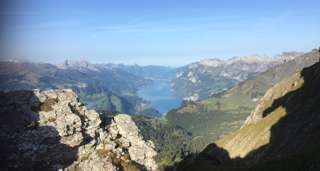 Je höher man steigt, desto eindrücklicher der Blick zum Walensee. Je höher man steigt, desto eindrücklicher der Blick zum Walensee.