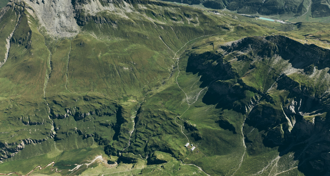 Tomülhorn mit Alp und Pass