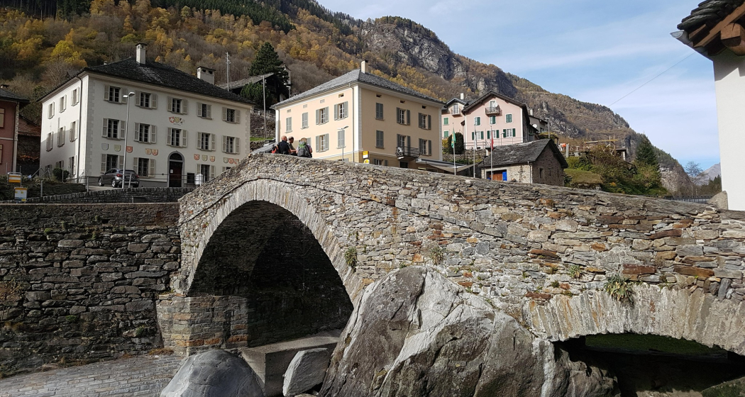 Das Restaurant dominiert die Hauptstraße von Arvigo. Das Restaurant dominiert die Hauptstraße von Arvigo.