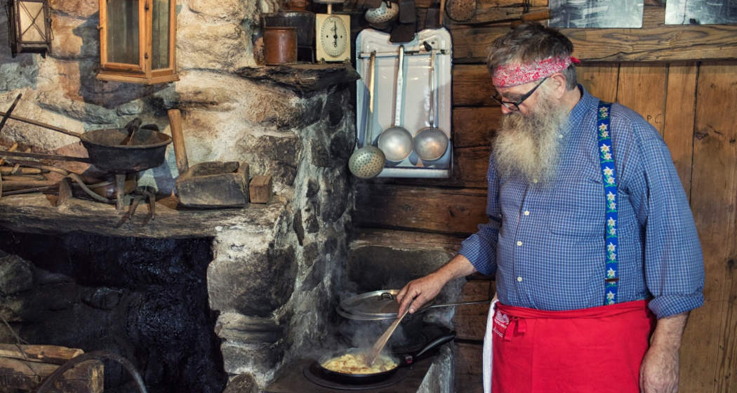 Julian Cathomas am kochen in der Tegia Rasuz.