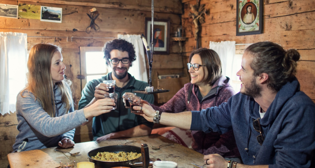 Eine Gruppe beim Essen in der Tegia Rasuz.