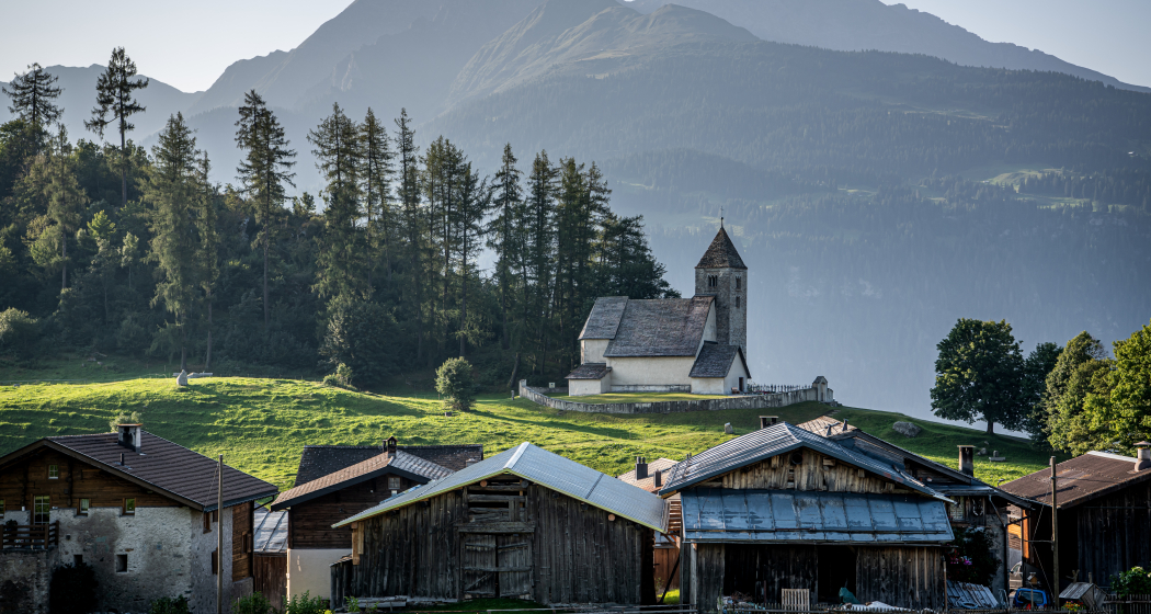 Von Laax über die Sonnenhänge der Surselva zum Panixersee (oua_79178952_image) Von Laax über die Sonnenhänge der Surselva zum Panixersee (oua_79178952_image)